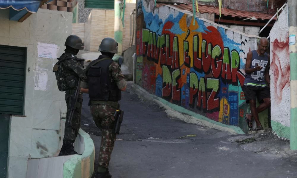 Βραζιλία: "Λουτρό" αίματος από ανταλλαγές πυρών σε φαβέλα